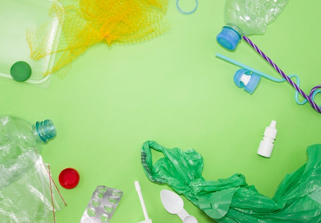 Modello di molte bottiglie di plastica, tappi, sacchetti, confezioni di compresse, disposte come una cornice dello spazio di copia