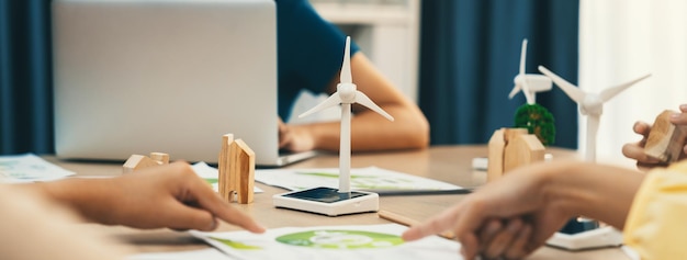 Modello di mulino a vento posizionato durante la presentazione della delineazione in primo piano delle imprese verdi