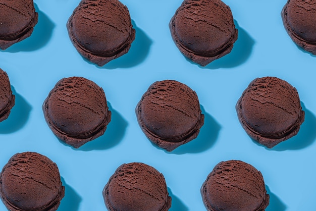 modello di palline di gelato al cioccolato su sfondo blu pastello