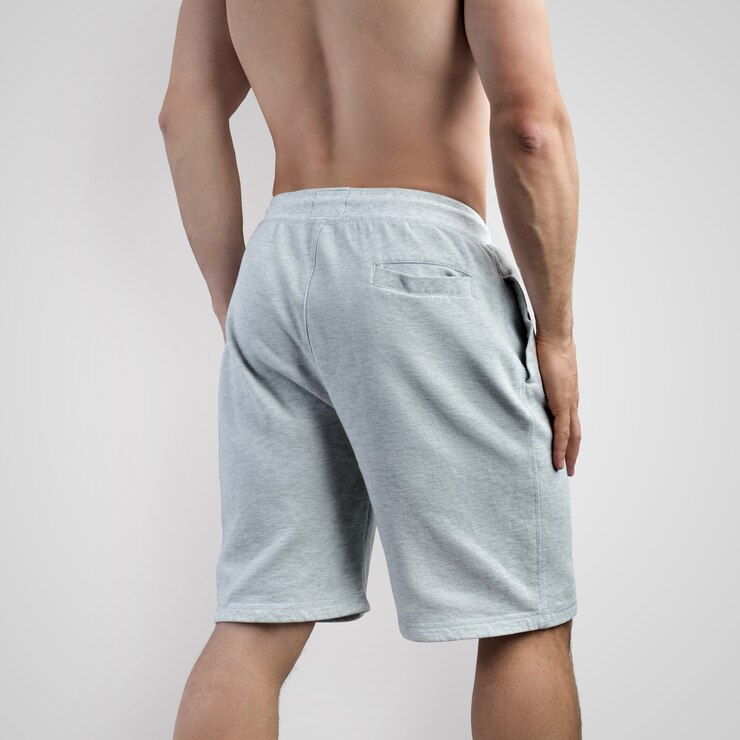 Foto modello di pantaloncini bianchi su un giovane ragazzo su uno sfondo isolato per la pubblicità in un negozio online, vista frontale. mockup di abbigliamento maschile per la presentazione del design.