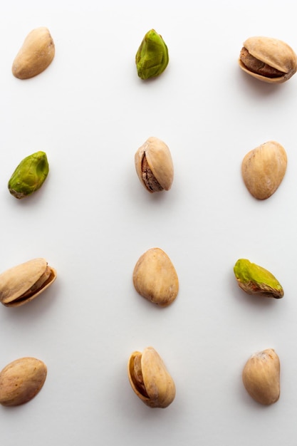 Modello di pistacchi tostati isolati su sfondo bianco