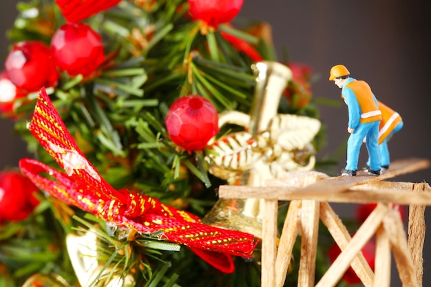 Modello di plastica in miniatura di manutenzione in azione di piccolo albero di Natale di ispezione