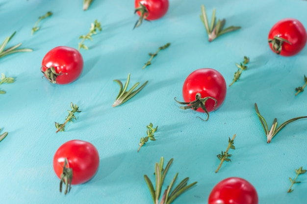 Modello di pomodorini con rosmarino e timo