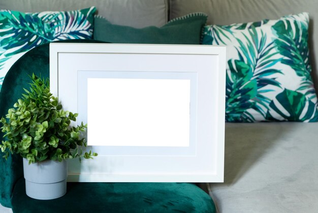 Modello di poster interno con cornice orizzontale e piante in vaso in soggiorno da vicino