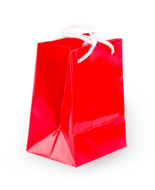 Modello di sacchetto di carta rosso d'acquisto con spazio vuoto pulito. Confezione singola in cartone con manici in corda simulati isolati su sfondo bianco