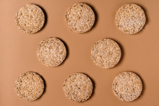 Modello di sani fette biscottate di grano intero su una parete marrone foto scattata dall'alto
