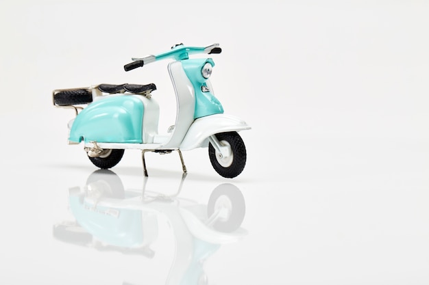 modello di scooter sul tavolo bianco