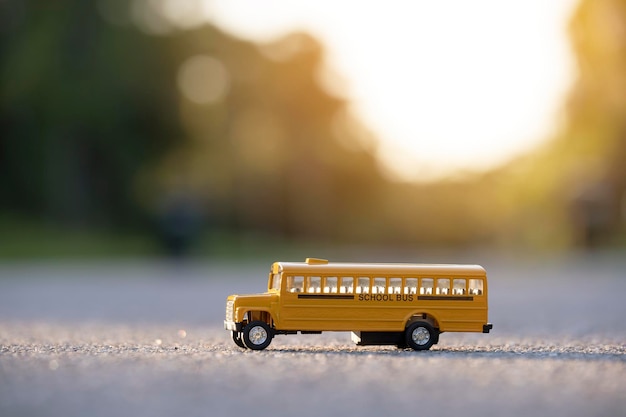 Modello di scuolabus classico americano giallo per il trasporto di bambini da e per la scuola ogni giorno Concetto di istruzione negli Stati Uniti