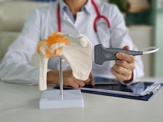 Modello di spalla di esame medico professionale con dispositivo a ultrasuoni