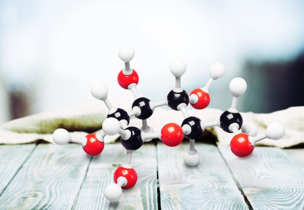 Modello di struttura molecolare su tavolo di legno