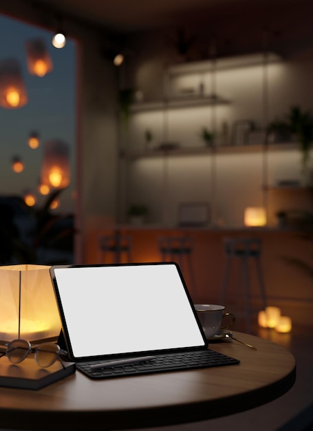 Modello di tablet con tastiera wireless sul tavolo nel moderno spazio di coworking buio di notte