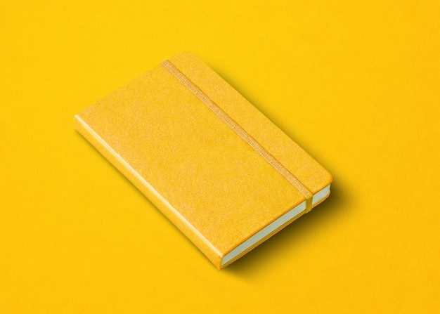 Modello di taccuino chiuso giallo isolato su sfondo colorato