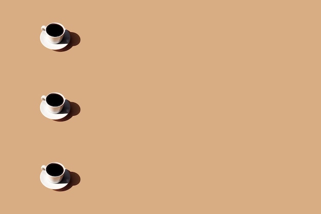 Modello di tazza di caffè e piatto ombra del sole su fondo in terracotta beige