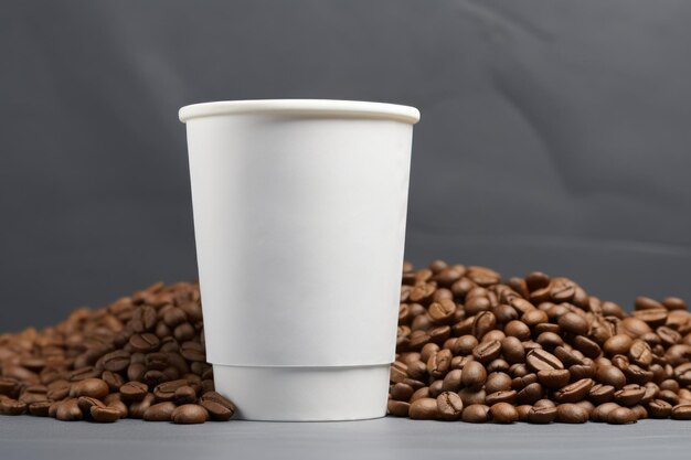 Modello di tazza di caffè in carta usa e getta da portare o da portare e chicchi di caffè a tavola