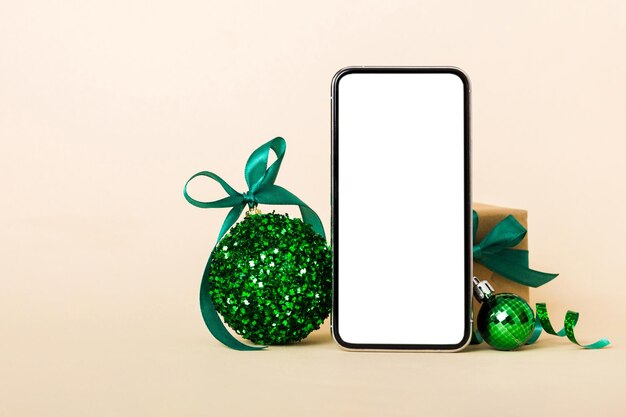 Modello di telefono digitale con decorazioni natalizie rustiche per la presentazione di app con spazio vuoto per la progettazione del concetto di shopping online natalizio Tablet con spazio di copia su sfondo colorato