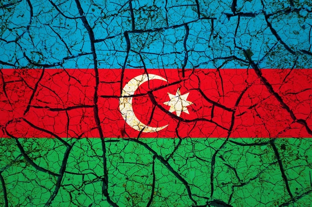Modello di terreno asciutto sulla bandiera dell'Azerbaigian. Paese con il concetto di siccità. Problema dell'acqua. Screpolato a secco