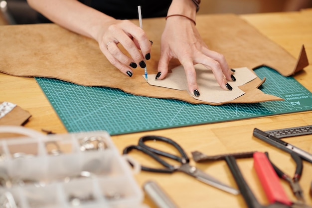 Modello di tracciamento del lavoratore in pelle