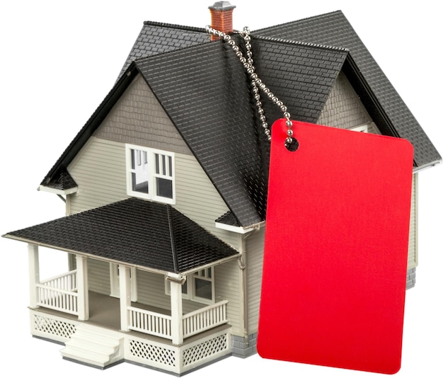 Modello di una casa con etichetta regalo rossa - isolata