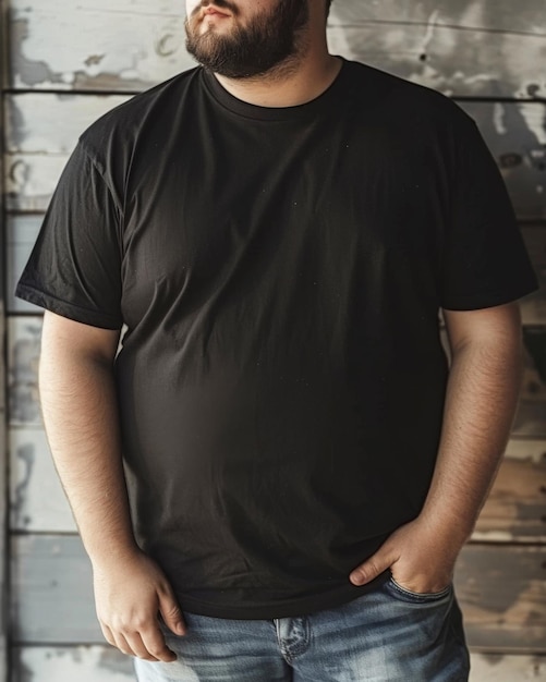 Modello di uomo adulto grasso di grandi dimensioni in maglietta nera vuota per il modello di progettazione