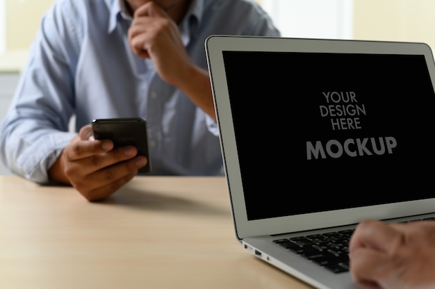 Modello di uomo d'affari utilizzando lo schermo del laptop