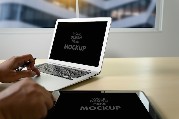Modello di uomo d'affari utilizzando lo schermo del laptop