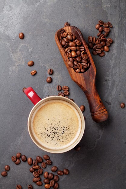 Modello di vettore con chicchi di caffè