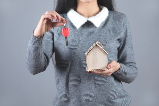 Modello e chiave della casa della mano della donna