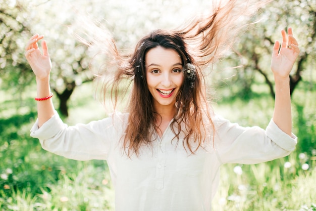 modello emozionale divertendosi nel giardino verde smeraldo