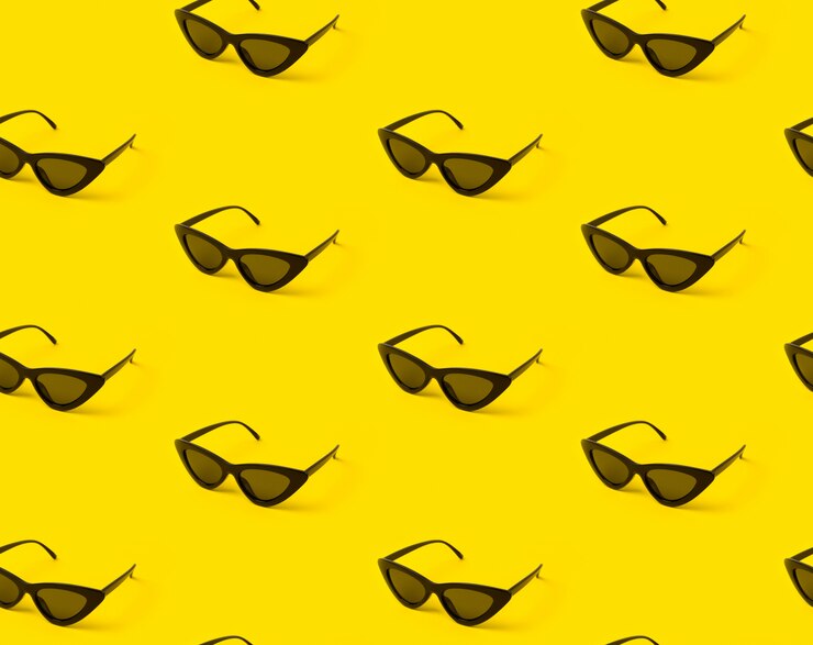 Foto modello estivo estivo alla moda realizzato con occhiali da sole creativi