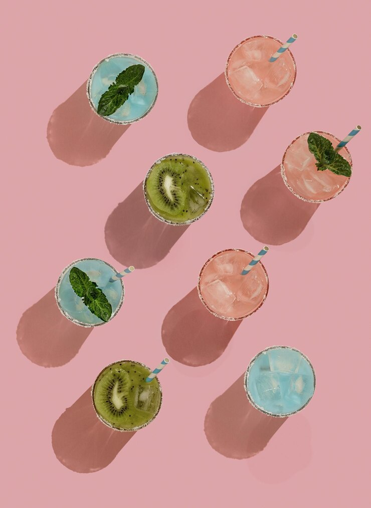 Modello estivo su sfondo rosa brillante luce solare pastello cocktail deliziosi