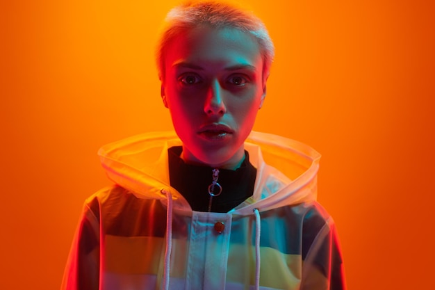 Modello futuristico sotto la luce al neon colorata