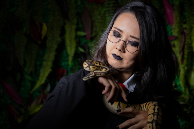 Modello giapponese nelle prove con il serpente nello studio fotografico