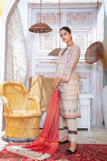 Modello giovane ragazza in posa per il tradizionale servizio fotografico indossando Desi Dress