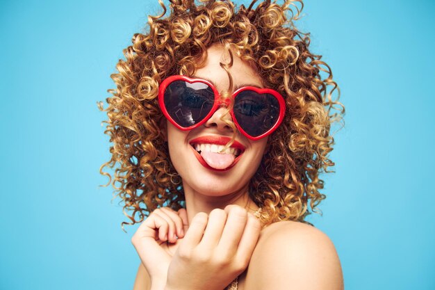 Modello impulsivo glamour su uno sfondo isolato occhiali da sole rossi