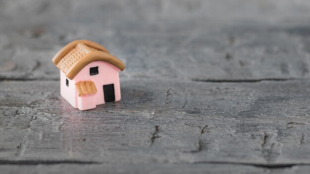 Modello in ceramica di una casa sul tavolo di legno