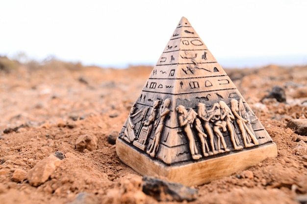 Modello in miniatura della piramide egizia nel deserto roccioso