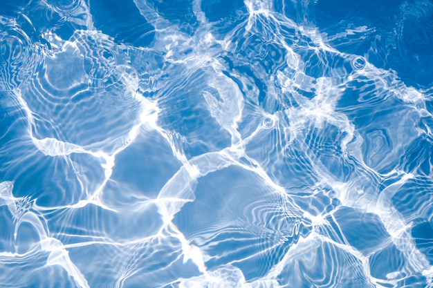 Modello increspato di acqua pulita in una piscina blu per fondo