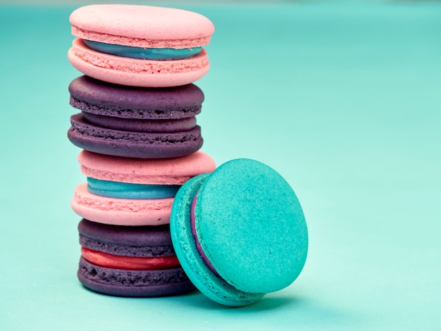 Modello Macarons su sfondo blu pastello