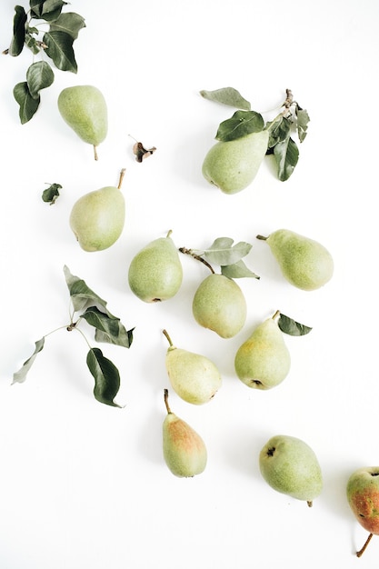 Modello minimo di frutta e foglie di pere su sfondo bianco. Disposizione piatta, vista dall'alto