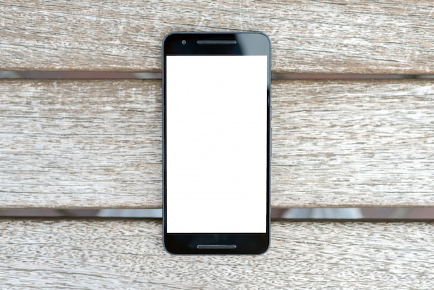 Modello mobile dello Smart Phone con lo schermo bianco su fondo di legno.