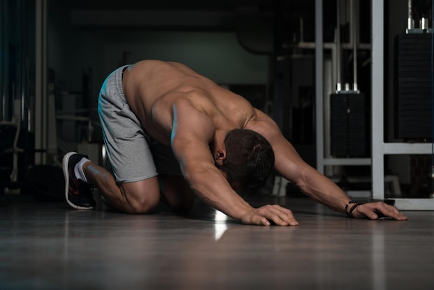 Modello muscolare che riposa sul pavimento dopo l'esercizio