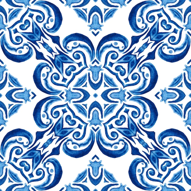 Modello ornamentale senza cuciture delle mattonelle dell'acquerello disegnato a mano astratto blu e bianco.