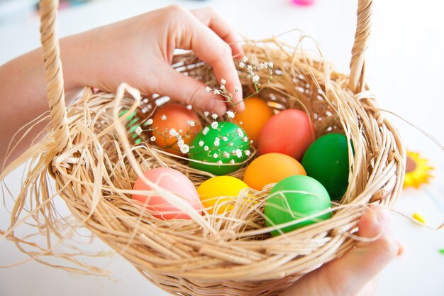 modello pasquale di uova con fiori e caramelle sullo sfondo bianco concetto di pasqua