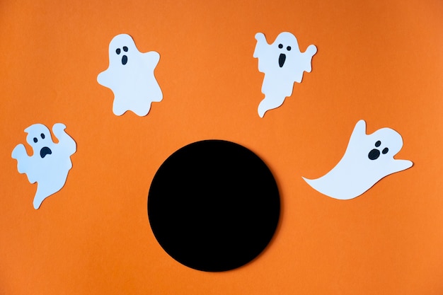 Modello per halloween con fantasmi carini decorativi su sfondo arancione cerchio nero layout