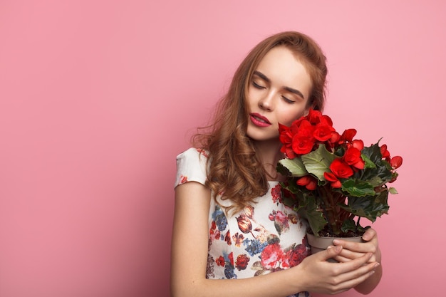 Modello sensuale con vaso di fiori