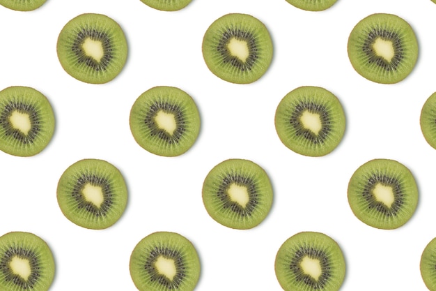 Modello senza cuciture creativo fatto di kiwi, piatto disteso. Concetto di cibo