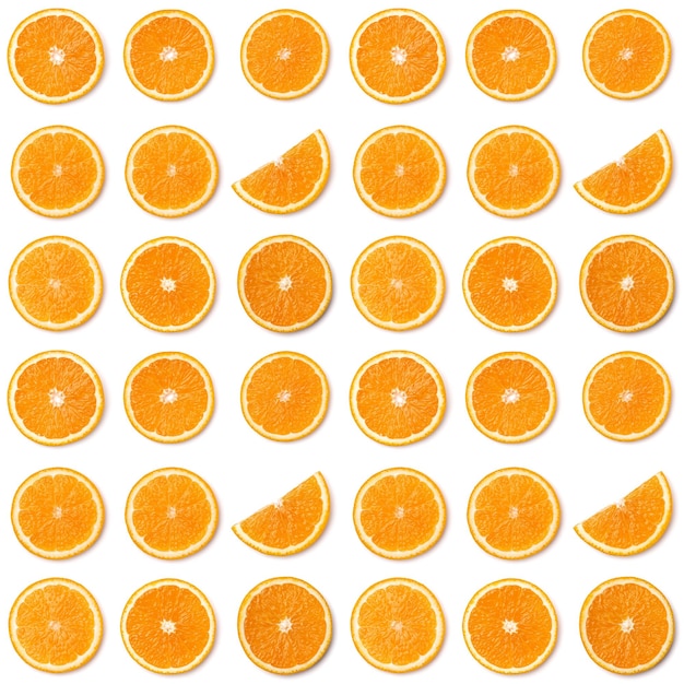 Modello senza cuciture di fette di frutta d'arancia Fette d'arancia isolate su sfondo bianco Sfondo alimentare Vista dall'alto piatto laico
