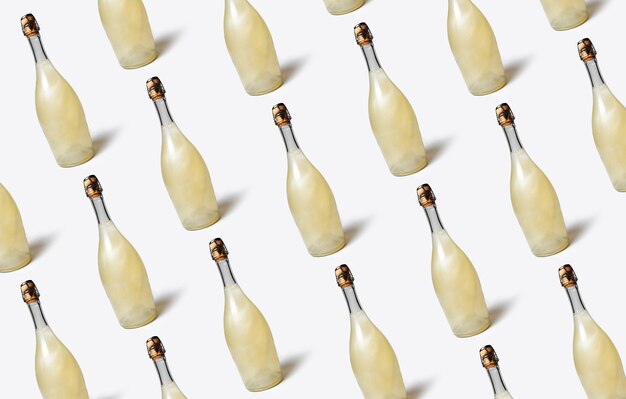 Modello senza cuciture realizzato con bottiglie di champagne isolate su sfondo bianco Bevanda alcolica insolita