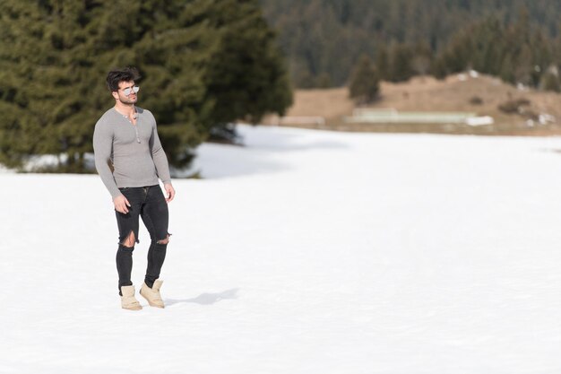 Modello serio in piedi all'aperto nella natura