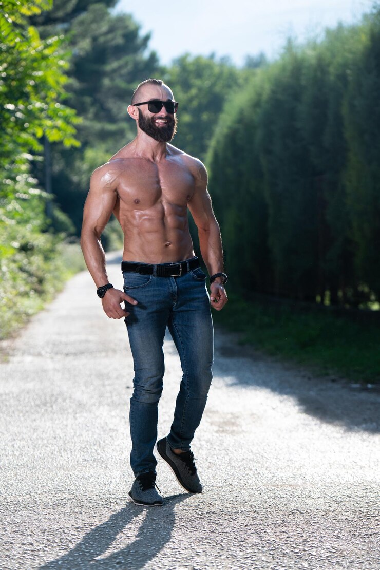 Foto modello serio in piedi all'aperto